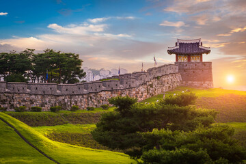 Hwaseong Fortress in Sunset, Traditional Architecture of Korea at Suwon, South Korea. - obrazy, fototapety, plakaty