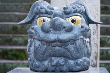 八幡宮境内にある狛犬の顔のドアップ