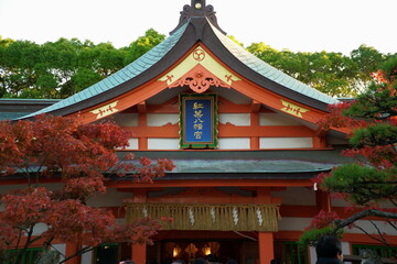 紅葉八幡宮の朱塗りの本殿と真っ赤な紅葉