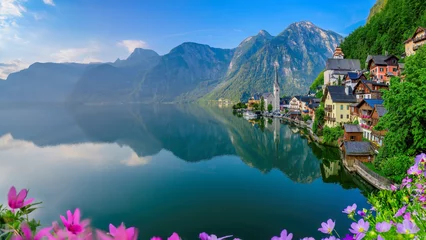 Stickers pour porte Réflexion Hallstatt, Austria - Scenic picture-postcard view of famous Hallstatt village reflecting in Hallstattersee lake in the Austrian Alps in beautiful morning light.