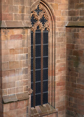 Fenster an einem Bau mit gotischen Bezug.