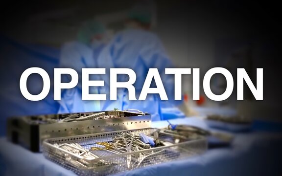 Operation Schriftzug, im Hintergrund ein Operationssaal mit Chirurgen am Patienten, Geräte und Lichter, Chirurgie, Behandlung, Krankenhaus, Medizin, Gesundheit