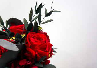 Rosa roja, ramo de novia preservado sobre fondo blanco. Amor.