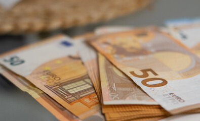 billetesd e 50 euros apilados