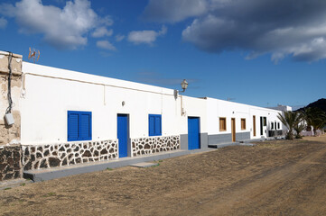 Calle de tierra y casas en el pueblo de La Caleta del Sebo en la isla de La Graciosa, Canarias