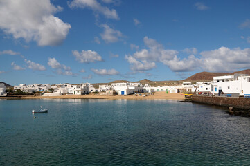 Fototapeta na wymiar Paisaje en la costa de La Caleta del Sebo en la isla de La Graciosa, Canarias