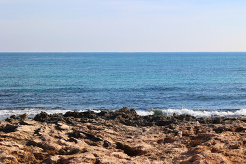 Playa de rocas en el mar Mediterráneo