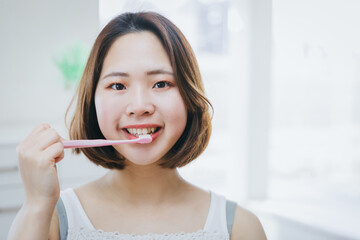 歯磨きをする女性　woman brushing teeth