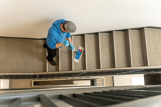 Glanzvolle Eleganz: Professionelle Treppenhausreinigung f&uuml;r ein einladendes Ambiente &ndash; Perfektes Stockfoto f&uuml;r Geb&auml;udereinigungsunternehmen und Immobilienmanagement