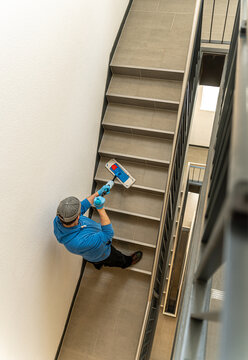 Glanzvolle Eleganz: Professionelle Treppenhausreinigung f&uuml;r ein einladendes Ambiente &ndash; Perfektes Stockfoto f&uuml;r Geb&auml;udereinigungsunternehmen und Immobilienmanagement