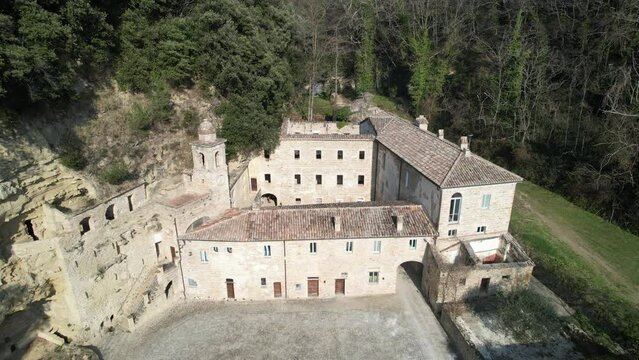 Eremo, ripreso dall'alto con drone in mezzo alla natura, risoluzione 4k