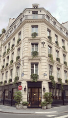 Fototapeta na wymiar typical Parisian building
