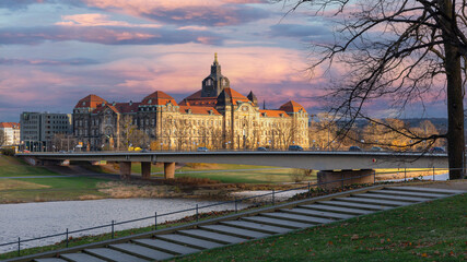 Blick über die Elbe auf die sächsische Staatskanzlei in Dresden