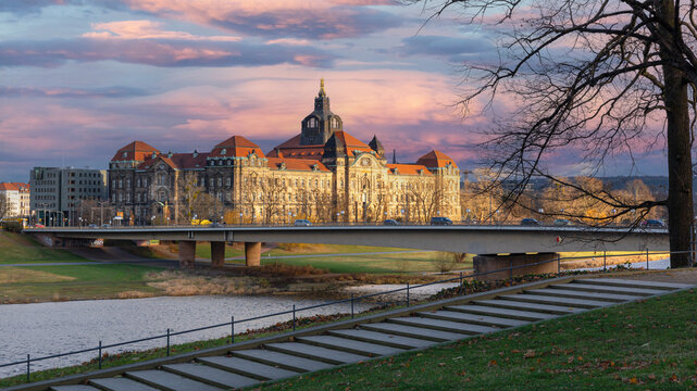 Blick &uuml;ber die Elbe auf die s&auml;chsische Staatskanzlei in Dresden