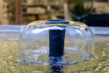 fontaine à la surface d'un aquarium pour oxygénation de l'eau