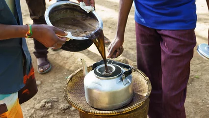 Foto auf Alu-Dibond Kilimandscharo Coffee bottling the african way - African kilimanjaro tanzania coffee