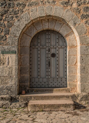 Porte ancienne dans le village médiéval de La Couvertoirade sur le causse du Larzac, Aveyron,...