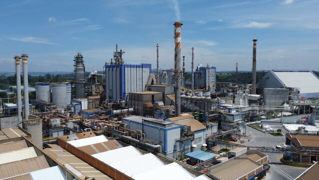 Vis&atilde;o a&eacute;rea de uma planta industrial de uma ind&uacute;stria de papel e celulose em Suzano, SP, Brasil
