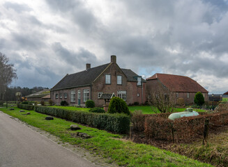Fototapeta na wymiar Traditional farm building with attached barn in Goirle (The Netherlands)