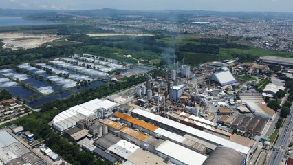 Visão aérea de uma planta industrial de uma indústria de papel e celulose em Suzano, SP, Brasil