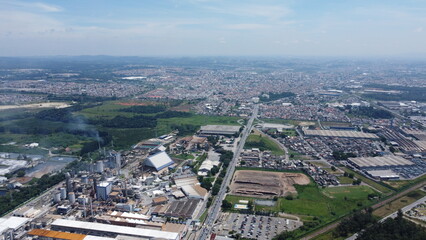 Visão aérea da cidade de Suzano próximo a uma industria da região - obrazy, fototapety, plakaty