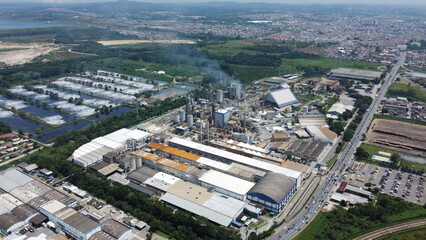 Visão aérea de uma indústria de papel e celulose na cidade de Suzano, SP, Brasil