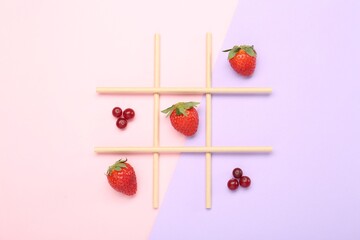 Tic tac toe game made with berries on color background, top view - obrazy, fototapety, plakaty
