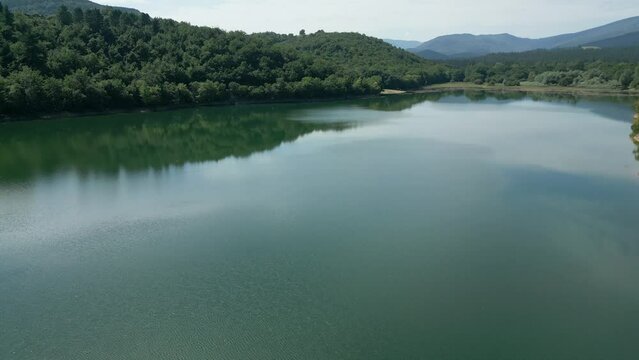 Vista a&eacute;rea del embalse de Ordunte, Valle de Mena, Norte de Burgos, Espa&ntilde;a