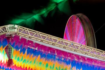 decoração junina - roda gigante iluminada e bandeirinhas coloridas
