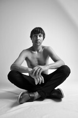 homem modelo sem camisa em retrato de estudio fotografia preto e branco 