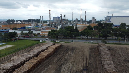 Fototapeta na wymiar Visão aérea de toras de madeiras para a produção de papel e celulose em Suzano, Brasil