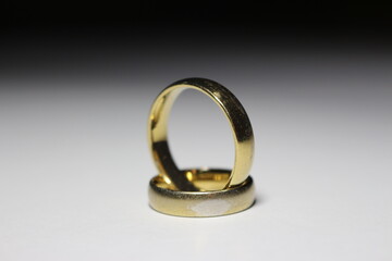 par de alianças de ouro casamento 
