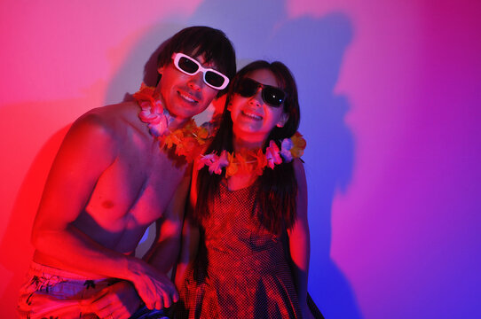 pai e filha em festa havaiana neon 