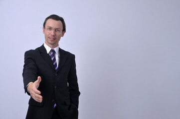 homem de negócios vestido para o comércio elegante de sucesso fechando negócios 