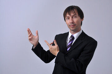 homem de negócios vestido para o comércio  apontando para apresentação 