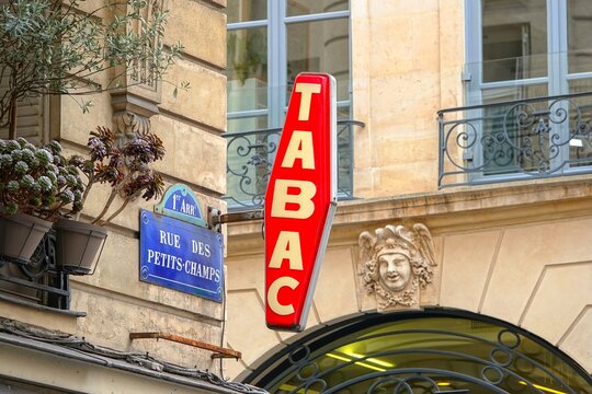 Enseigne de bureau de tabac sur un immeuble parisien 