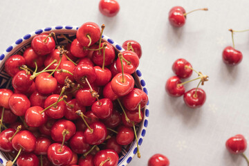 plat de cerises vue de dessus