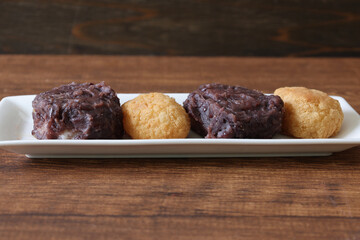 白い皿にのせてテーブルに置いたオハギ