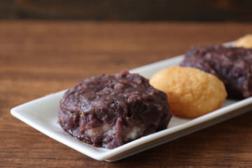 白い皿にのせてテーブルに置いたオハギ