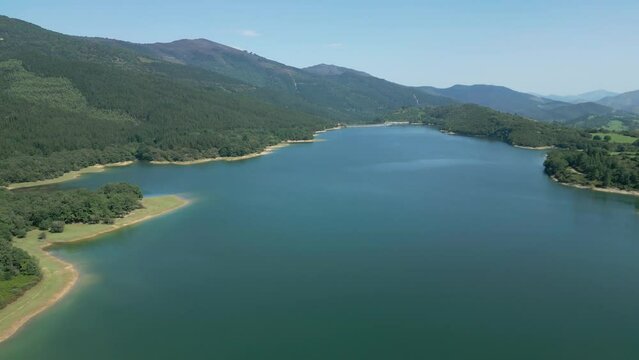 Vista a&eacute;rea del embalse de Ordunte, Valle de Mena, Norte de Burgos, Espa&ntilde;a