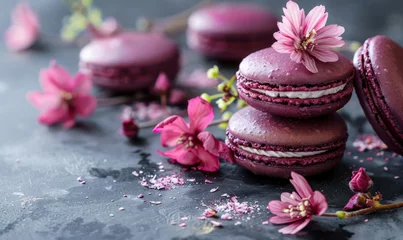 Foto auf Acrylglas Macarons bordeaux colored macarons with pink spring flowers on dark background