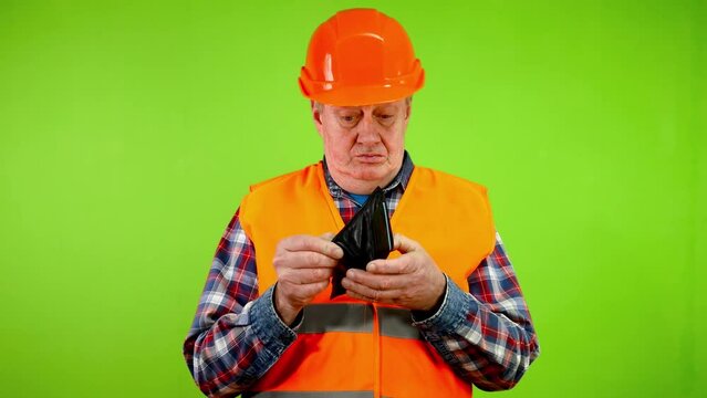 Worker show empty wallet and has no money.