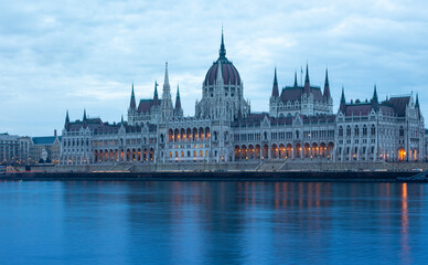 Fototapeta na wymiar Parlement de Budapest à l'heure bleue