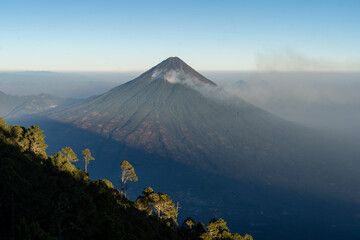 Vulkan Agua, Guatemala, mit Waldbränden an den Flanken