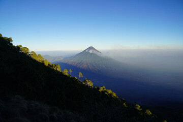 Vulkan Agua, Guatemala, mit Rauchwolken von den Waldbränden am Krater © Madeleine