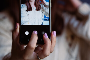 Mujer se toma una selfie