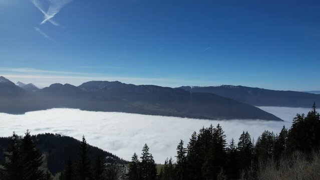 Lac d'Annecy sous les nuages