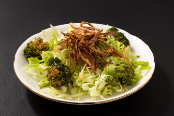 素揚げブロッコリーとフライドオニオンのサラダ