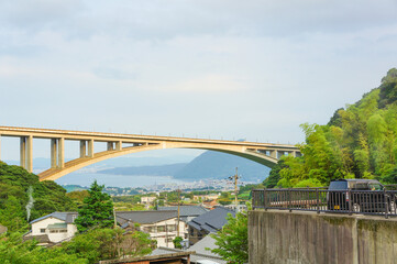 夕日に染まる大きな橋