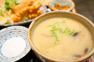 揚げ物付きの豚汁定食